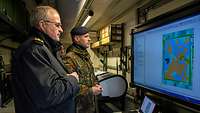 Zorn und Soldat vor Bildschirm
