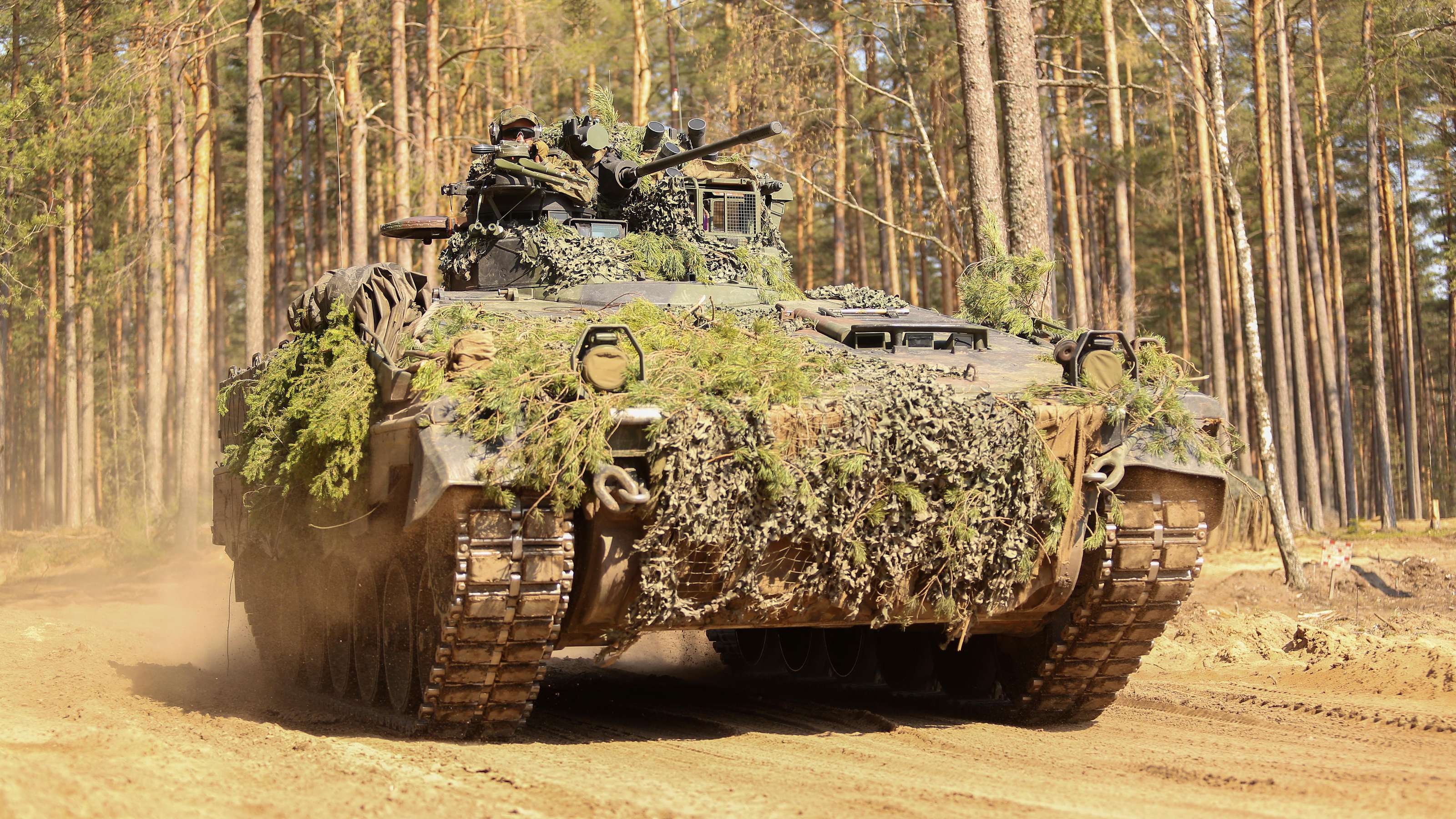 Bundeswehr hält Schützenpanzer Marder fit