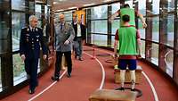 Zorn und weitere Soldaten sehen bei Sportausbildung zu