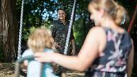 Soldat und Familie auf Spielplatz