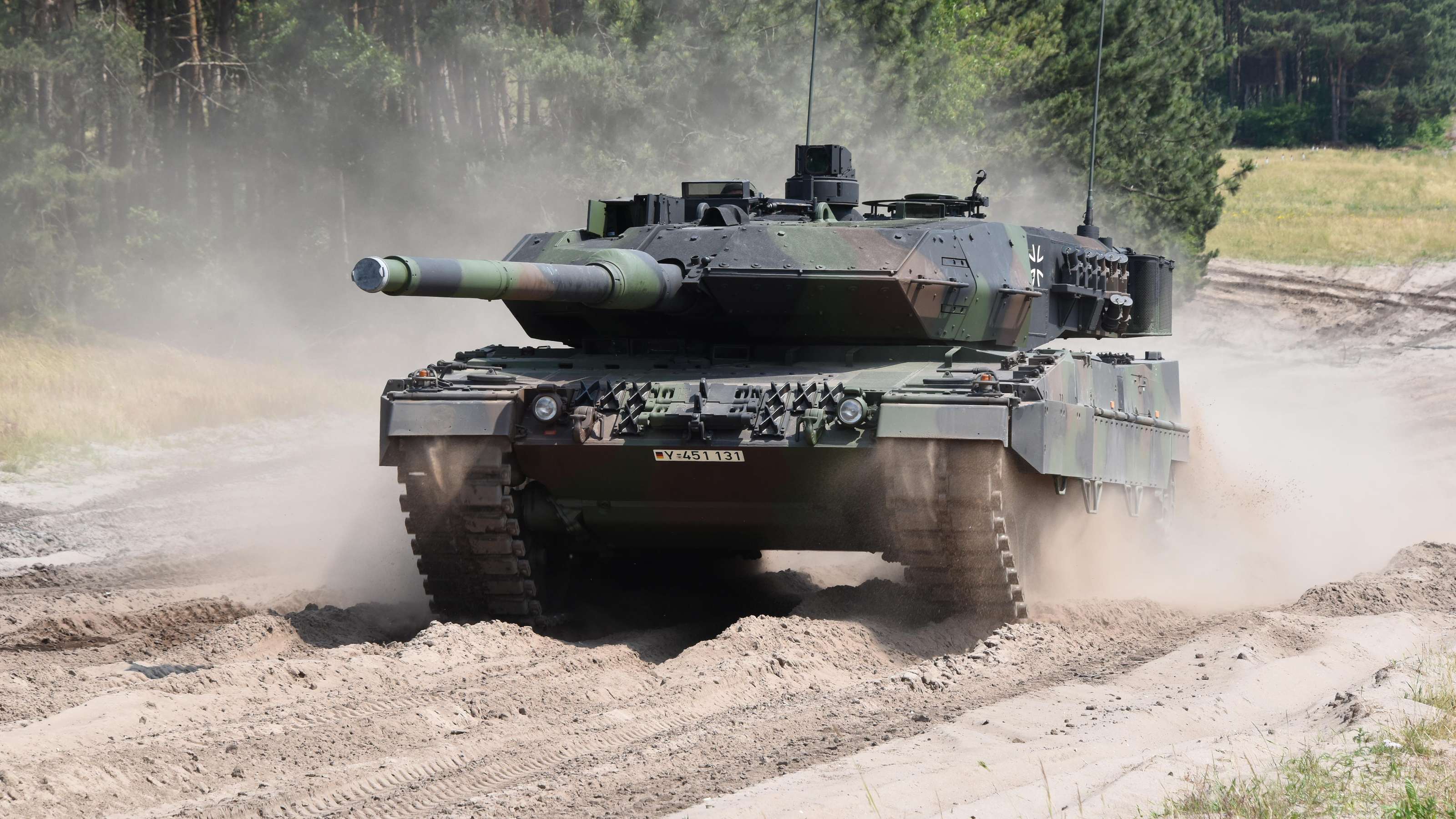 Немецкий леопард 2. Леопард 2а6. Танк Leopard 2a7v. Леопард 2 Бундесвер. Танк леопард 2.