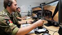 Soldaten trainieren mit dem Virtual Battle Space am Computer