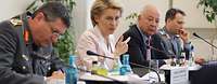 Von der Leyen und weitere Personen am Tisch
