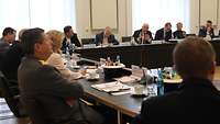 Mehrere Menschen am Tisch