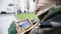 Ein Soldat der Bundeswehr bedient die Drohne PD-100 Black Hornet 