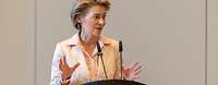 Ministerin von der Leyen spricht am Rednerpult