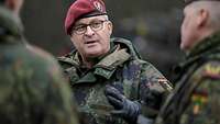 General Zorn im Gespräch mit den Soldaten