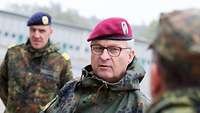 Zorn im Gespräch mit einem Soldaten