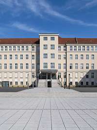 Außenaufnahme von einem Gebäude mit einem Platz davor