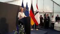 Ministerin am Rednerpult
