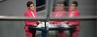 Ministerin Kramp-Karrenbauer spricht am Rednerpult im Deutschen Bundestag