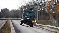 Lkw fährt auf der Schrägbahn