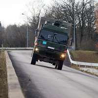 Lkw fährt auf der Schrägbahn
