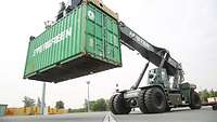  Containerstapler hebt einen Container.