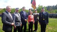 Gruppenfoto mit Zivilisten und Bundeswehr-Angehörigen