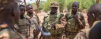 Mehrere malische Soldaten im Gespräch