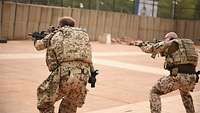 Zwei Soldaten mit Waffe im Anschlag