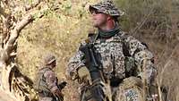 Soldaten in Einsatzuniformen im Gelände