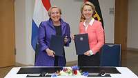 Bijleveld-Schouten und von der Leyen mit der Kooperationsvereinbarung in der Hand