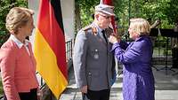 Bijleveld-Schouten steckt Pfeffer Auszeichnung an die Uniform