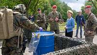 Von der Leyen und Soldaten bei Vorführung