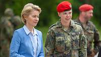 Von der Leyen spricht mit Soldaten