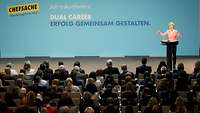 Von der Leyen am Rednerpult, davor sitzt Publikum