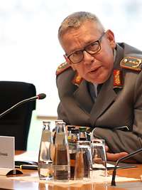 Generalleutnant Bernd Schütt in einer Besprechung