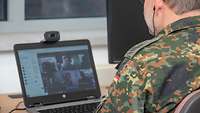 Ein Soldat am Laptop