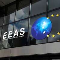 Das Logo „EEAS - European External Action Service“ an einer Glasfassade