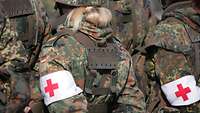 Sanitätssoldaten beim Antreten von hinten