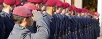 Soldaten stehen nebeneinander beim Antreten