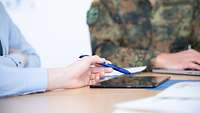 Soldaten in einer Besprechung mit Tablet