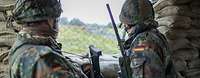 Zwei Soldaten, von hinten zu sehen, im Kampfstand