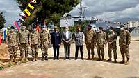 Gruppenbild mit Soldaten und Zivilisten im Marinehafen von Beirut