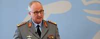 Generalinspekteur Zorn spricht am Rednerpult