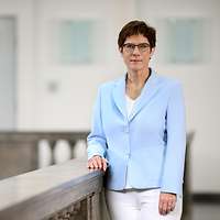 Porträt von Kramp-Karrenbauer in der Säulenhalle