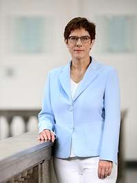 Porträt von Kramp-Karrenbauer in der Säulenhalle