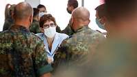 Ministerin Kramp-Karrenbauer spricht mit Soldaten