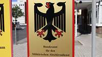 Das Schild vom Bundesamt für den Militärischen Abschirmdienst an einem Tor in Nahaufnahme