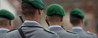 Angetretene Soldaten in Rückenansicht