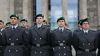 Angetretene Soldaten vor dem Reichstag