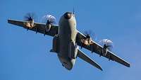 Ein Transportflugzeug Airbus A400M in der Luft