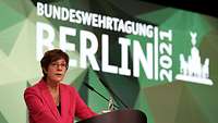 Ministerin Kramp-Karrenbauer steht am Rednerpult vor einer grünen Polygon-Wand mit dem Text „Bundeswehrtagung Berlin 2021“