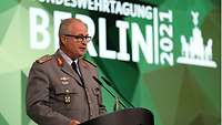 Generalinspekteur Zorn spricht am Rednerpult vor einer grünen Polygon-Wand mit dem Text „Bundeswehrtagung Berlin 2021“