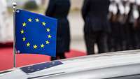 Nahaufnahme von einer Europaflagge an einer Limousine