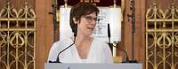 Ministerin Kramp-Karrenbauer spricht am Rednerpult in einer Synagoge