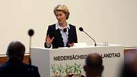 Von der Leyen am Rednerpult