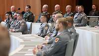 Soldaten im Plenarsaal