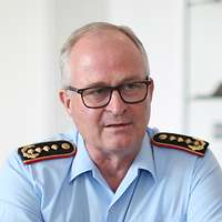 Generalinspekteur Zorn spricht mit einem Mann, der ihm gegenüber sitzt
